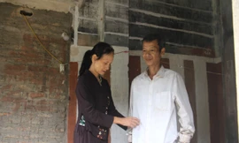 Bà Khuôn bên người con bị bệnh tâm thần