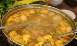 Nồi lẩu là sự kết hợp tinh tế của vị chua chua thanh thanh, xen lẫn vị ngọt bùi của đậu rán và há cảo.