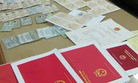 Bắt 'chuyên gia' làm giả bằng cấp, giấy phép lái xe