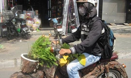 Xe máy 'độc' lưu thông trên phố