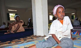 Một em bé bị xích chân ở một trường học tôn giáo thuộc huyện Waxar Ade,phía bắc thủ đô Mogadishu