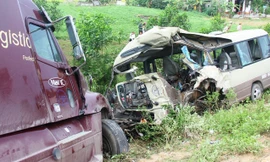 Xe container đấu đầu xe khách, hơn 10 người thương vong