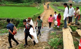 Chú rể cõng cô dâu suốt 3km, đau lưng mất 2 ngày