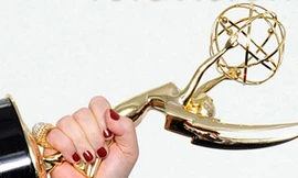 Nhặt được tượng vàng Emmy trong... bãi rác