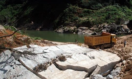 Vỡ đập thủy điện: Do xe ben!