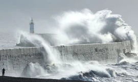 Vương quốc Anh hứng hai cơn bão cực mạnh chỉ trong vòng ba ngày