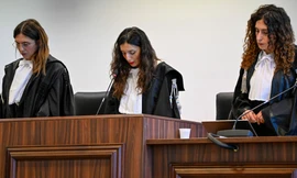 Ba thẩm phán tại phiên tòa đã được đặt dưới sự bảo vệ của cảnh sát nhằm đảm bảo an ninh (Ảnh: AP).