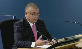 Giáo sư Jonathan Van Tam trong buổi điều trần về cách chính phủ Anh xử lý cuộc khủng hoảng do đại dịch hôm 22/11. (Ảnh: BBC)