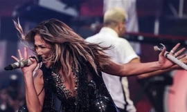 Bất chấp chỉ trích, Jennifer Lopez vẫn thỏa sức sexy