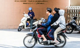 Nhiều học sinh, sinh viên 'đầu trần, kẹp ba' lao vun vút trên đường phố Hà Nội
