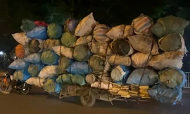 Xe tự chế 'cõng' hàng cồng kềnh tung hoành trên đường phố Hà Nội