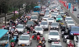 Chiều ngày làm việc cuối cùng trong năm, Quốc lộ 1A hướng rời Hà Nội ùn tắc