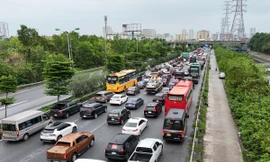 Mưa tầm tã cả ngày, cao tốc Pháp Vân - Cầu Giẽ ùn tắc nhiều giờ