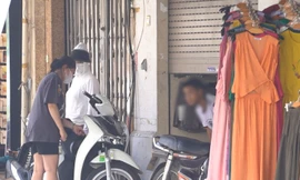 Cảnh mua bán, giao dịch thậm thụt giữa lòng phố cổ Hà Nội