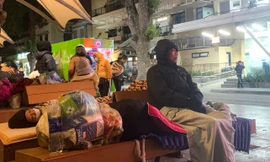 Trắng đêm 'màn trời chiếu đất' ở bệnh viện chờ tin người thân cấp cứu