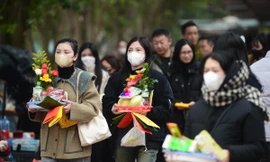 Rằm tháng Chạp, người Hà Nội tấp nập đi lễ vọng phủ Tây Hồ