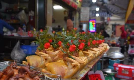 Gà ngậm hoa hồng tại 'chợ nhà giàu' cháy hàng ngày Rằm tháng Chạp 
