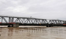 Hình ảnh cầu Long Biên, cầu Đuống trong ngày nước sông Hồng cao kỷ lục