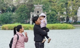 Mùa đông 'gõ cửa', người Hà Nội đội mũ, quàng khăn kín mít khi ra đường