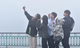 Giới trẻ thích thú check in cảnh sương mù huyền ảo ở Hà Nội trong ngày Tết ông Công, ông Táo