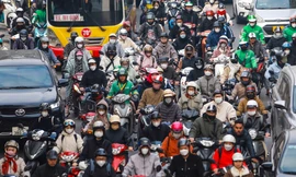 Giao thông Hà Nội dịp cận Tết: Giờ nào cũng là 'giờ cao điểm'