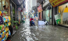 Nhiều tuyến phố Hà Nội ngập sau cơn mưa chiều