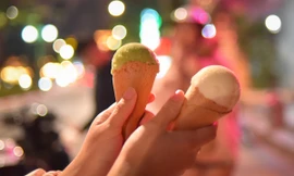 Rét 10 độ, giới trẻ Hà Nội xuống phố ăn kem, uống trà chanh thưởng thức tiết trời 'lạnh ngọt'