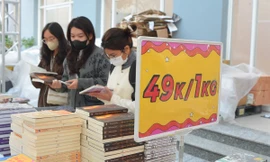 Sách bán 49.000 đồng/kg có làm giảm giá trị của tri thức?