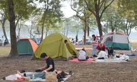 Người Hà Nội ra phố vui chơi, mở tiệc BBQ trong công viên chào năm mới 2024