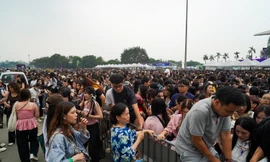 Biển người đổ về SVĐ Mỹ Đình xem show 'Anh trai say hi', giao thông ùn tắc