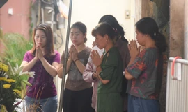 Nhiều người đến khu nhà trọ bị cháy ở Hà Nội thắp hương cho các nạn nhân xấu số