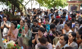 Chen chân lễ Phủ Tây Hồ trong ngày đầu tháng 'cô hồn'