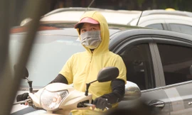 Người Hà Nội bịt kín mít chống nắng gắt đầu hè 