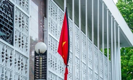 Cơ quan, công sở tại Hà Nội treo cờ rủ Quốc tang nguyên Chủ tịch nước Trần Đức Lương