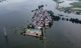 Làng thành 'ốc đảo', người dân nấu cơm trên biển nước