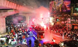 Người hâm mộ ‘cháy’ xuyên đêm ở Hà Nội ăn mừng đội tuyển Việt Nam vô địch