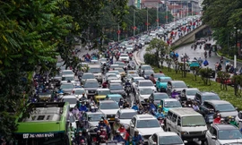 Mưa tầm tã, người Hà Nội chật vật nhiều giờ mới đến được công sở