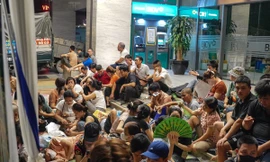 Ôm theo chăn chiếu, ngủ vỉa hè xuyên đêm giữ chỗ mua vàng 