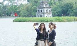 Không khí lạnh đổ bộ, người Hà Nội diện thêm áo ấm ra đường