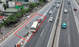 Tái diễn tình trạng nhà xe trả khách trên đường cao tốc ở Hà Nội