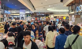 Người dân kéo tới Trung tâm thương mại vui chơi, mua sắm ngày giỗ Tổ Hùng Vương