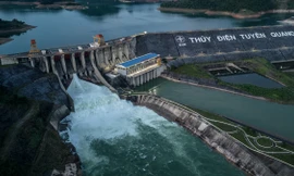 Cận cảnh dòng nước cuồn cuộn từ nhà máy Thủy điện Tuyên Quang xả lũ