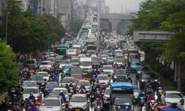 Trời mưa, nhiều tuyến phố Hà Nội tắc nghẽn giờ tan tầm