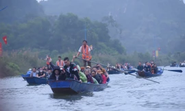 Người lái đò mặc áo phản quang chở khách trẩy hội chùa Hương 