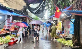  Hà Nội đường phố vắng vẻ, người dân tranh thủ đi chợ, siêu thị mua đồ ăn