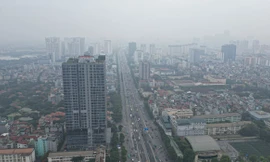 Gần trưa, bầu trời Hà Nội vẫn mù mịt sương