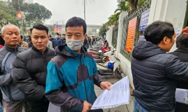 Đông nghịt người xếp hàng dưới trời rét căm căm đổi bằng lái xe