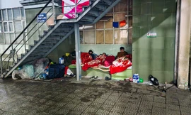 Cảnh người nhà bệnh nhân co ro trên ghế đá, ngủ vạ vật ở gầm cầu thang bệnh viện