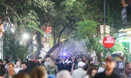 Đêm Noel, mọi ngả đường đổ về Nhà thờ Lớn, phố đi bộ Hồ Gươm tắc nghẽn