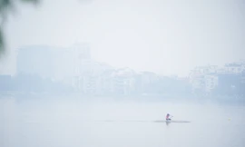 Không khí lạnh tràn về, 9 giờ sáng trời Hà Nội vẫn mịt mù sương trắng